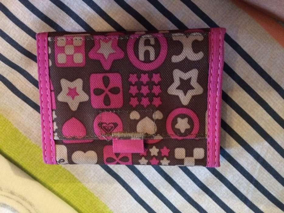 Carteira Roxy em bom estado