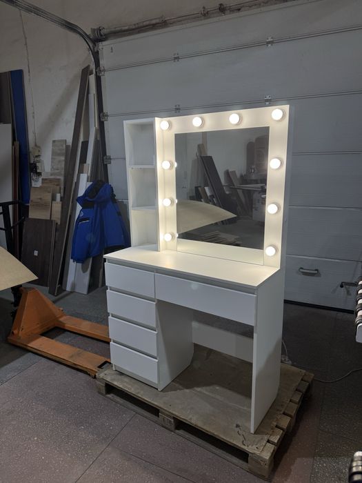 Туалетний столик з підсвіткою косметичний стіл дзеркало для макіяжу