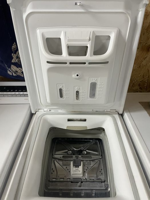 Пральна машина Bauknecht з вертикальним завантаженням.