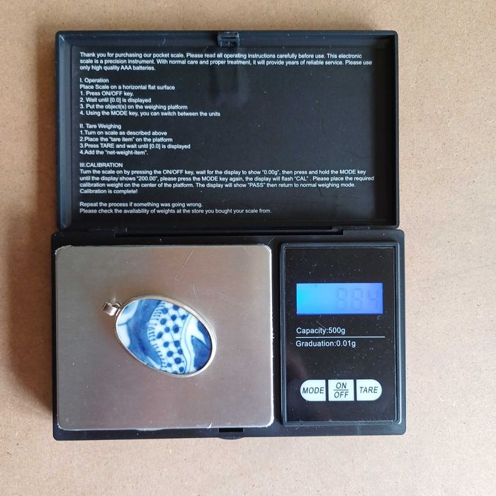 Medalha com Prata e Porcelana Azul e Branca, design oriental