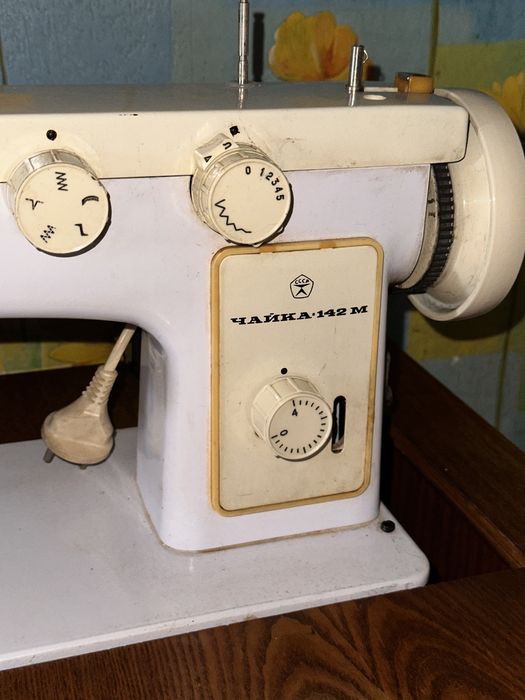 Швейна машинка чайка 142м з електроприводом налаштована робоча срср