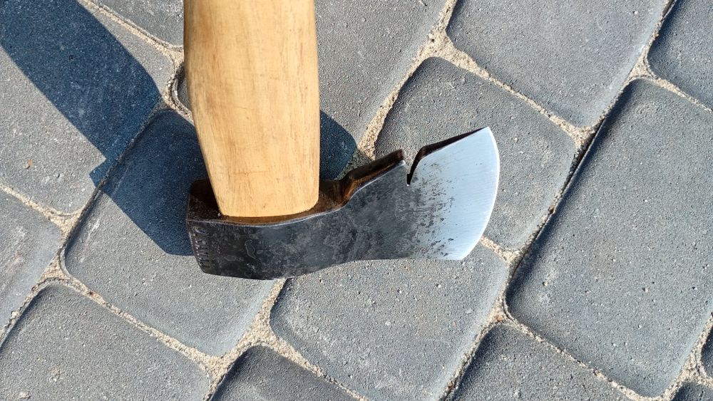 Ręcznie kuta siekiera średnia 1,2kg / 58cm akacja