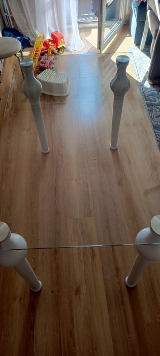 Stół szklany na drewnianych nogach