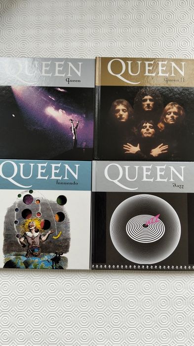 Vinte e Quatro CD'S "QUEEN" com Livro  de Biografia.