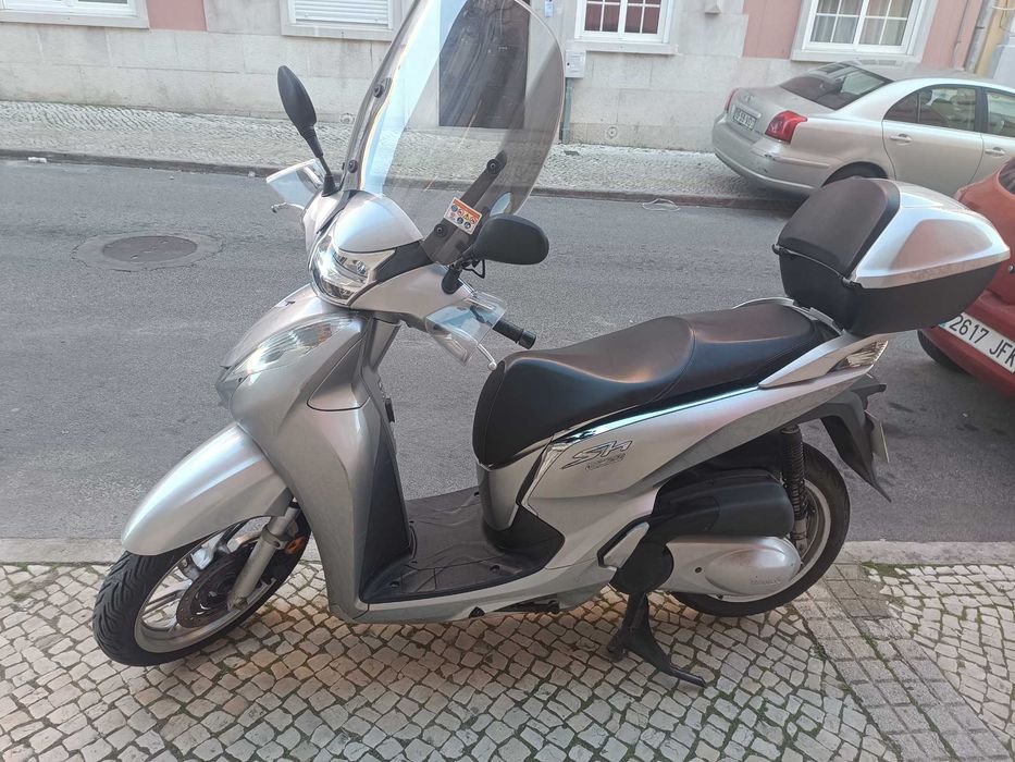 Honda SH300i – Muito bem estimada – 2 chaves