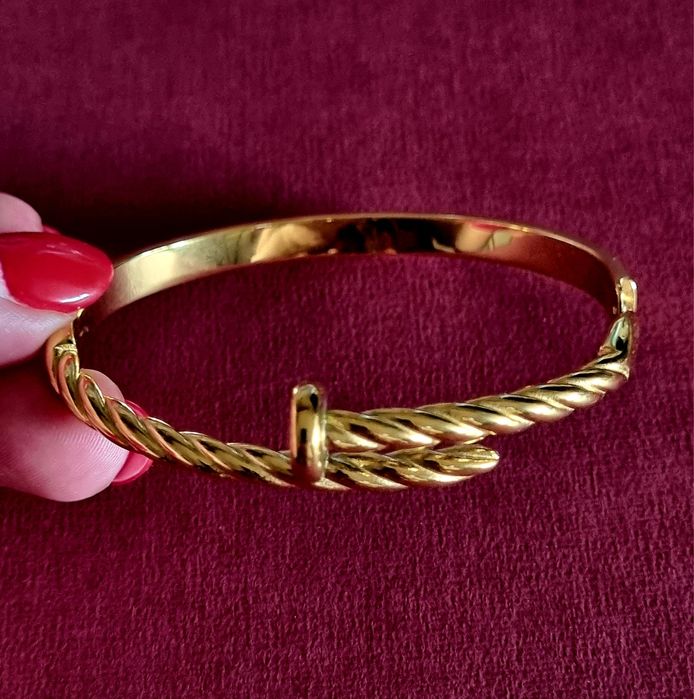 Pulseira/escrava dourada, em aço, do prego. Fácil aperto