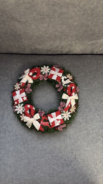 Декоративний різдвяний вінок на двері,на стіл
