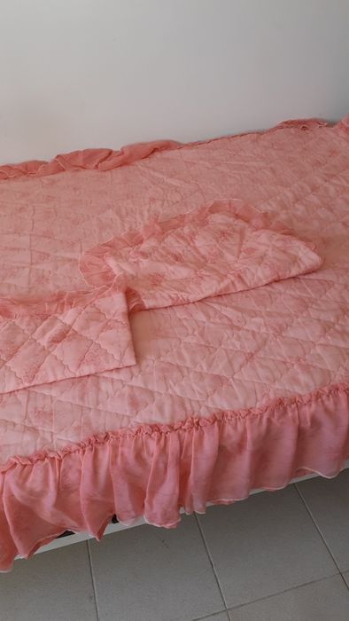 Colcha e fronhas com folhos vintage rosa antigo