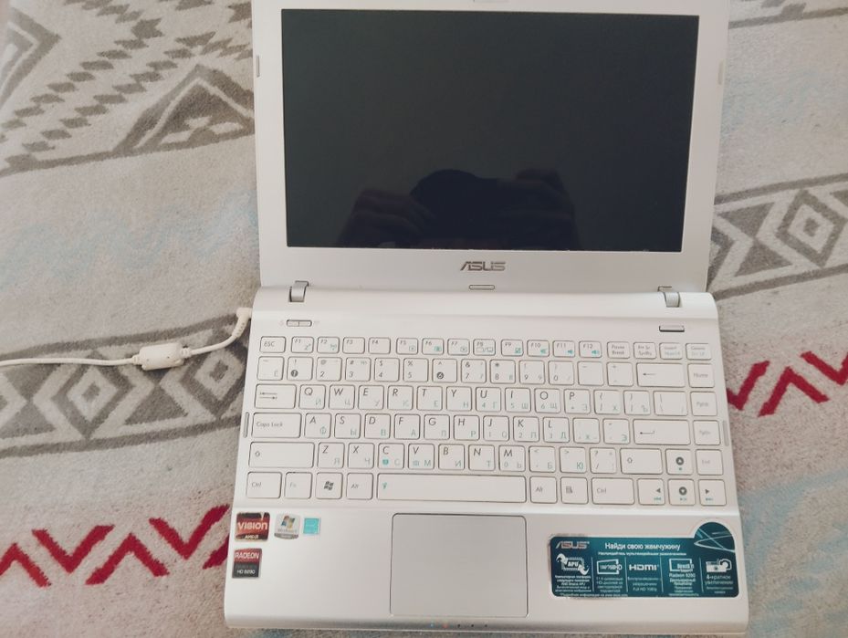 Ноутбук ASUS 1225B під ремонт або на запчастини (вмикається)