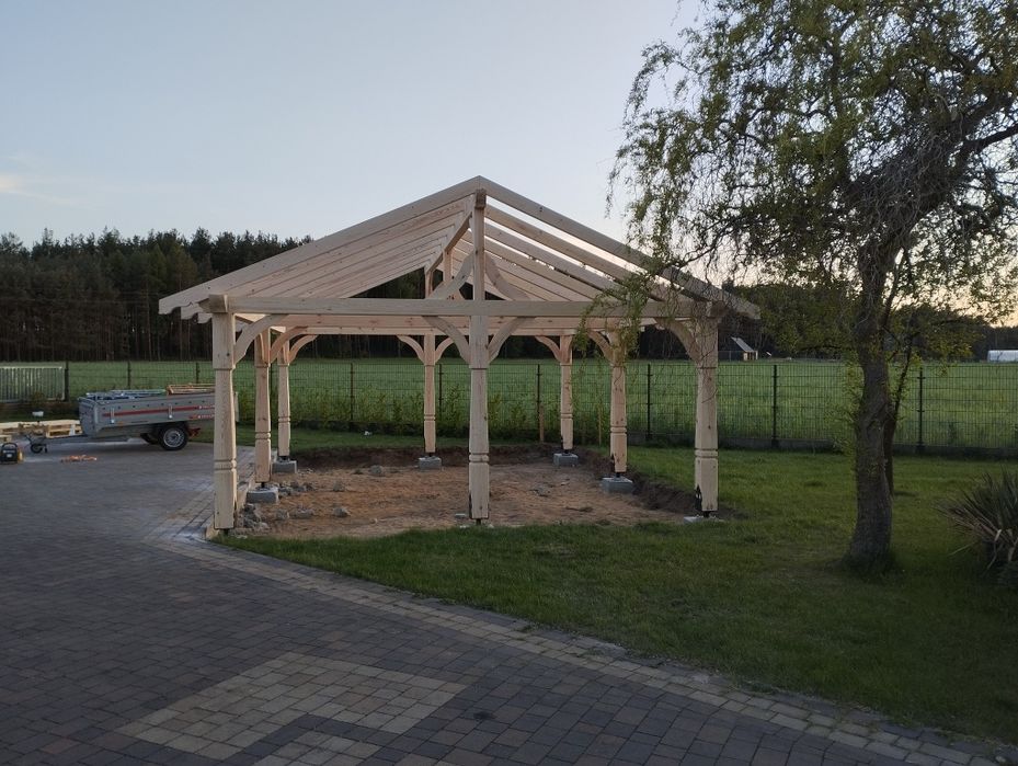 Konstrukcja Wiata na auta carport zdobiona lub gładka