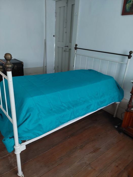 Cama de ferro corpo e meio