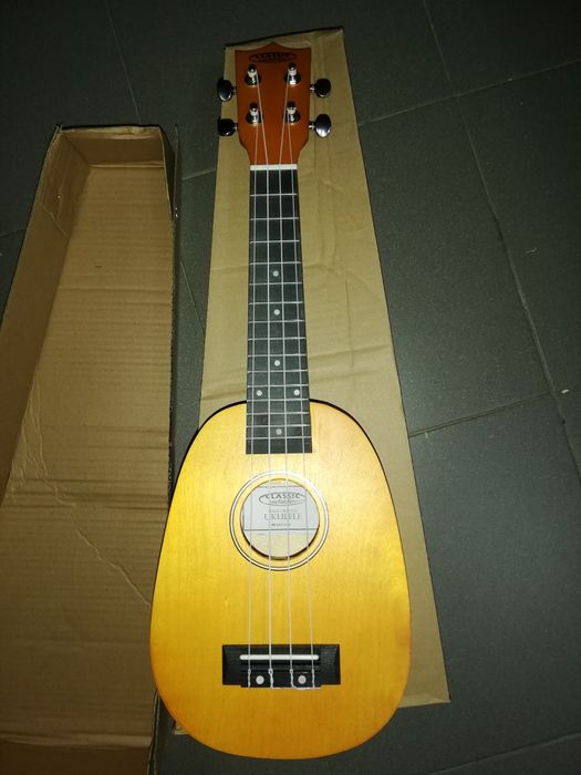 Ukulele soprano ananás.