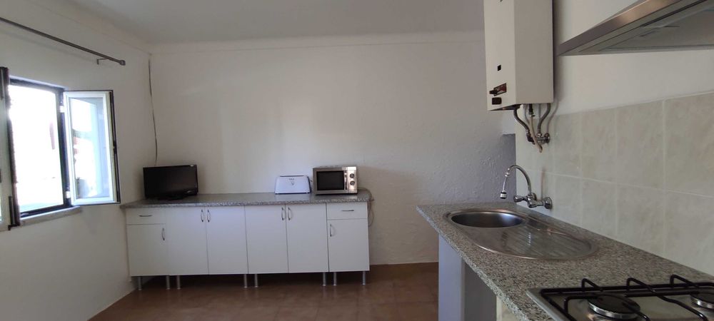 Arrenda-se moradia com dois quartos
