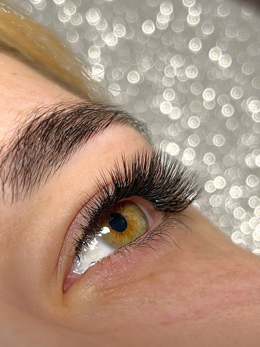 Наращивание ресниц, оформление бровей