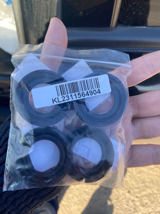 Продам сальники свечных колодцев Туксон 2008 год