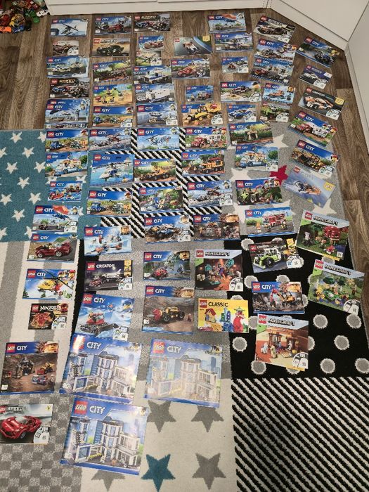 Продається близько 40 наборів lego разом з  буклетами для збирання
