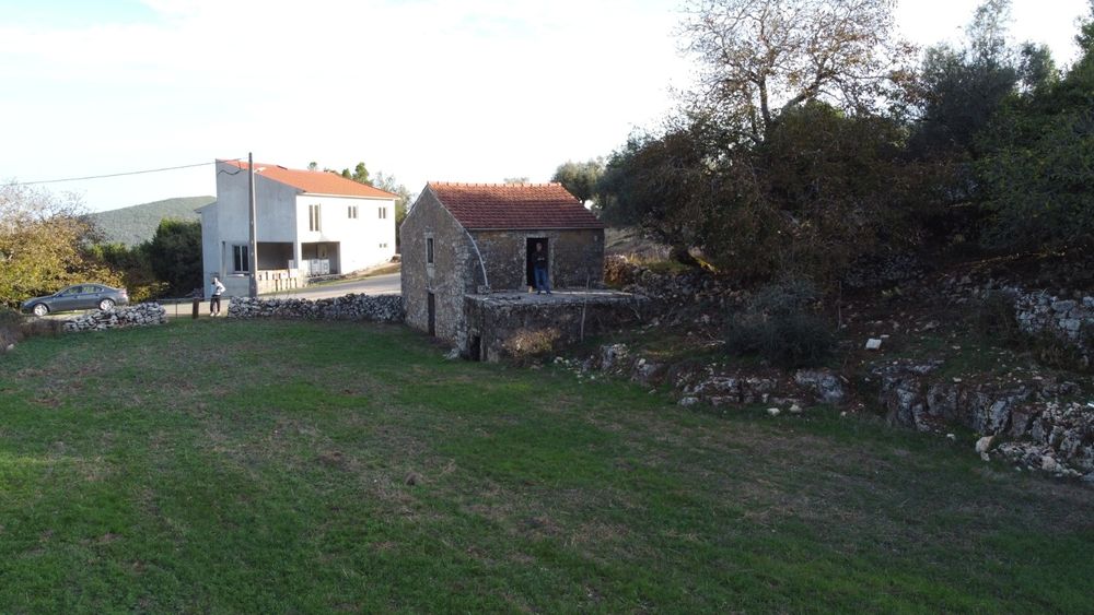 Terreno com Casa Centenária em Pedra — Buraca do Casmilo
