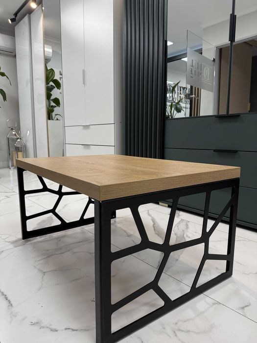 Stolik kawowy drewniany na metalowej czarnej nodze