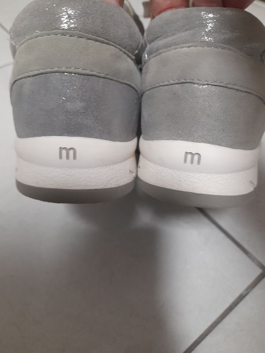 Жіночі туфлі великого розміру.