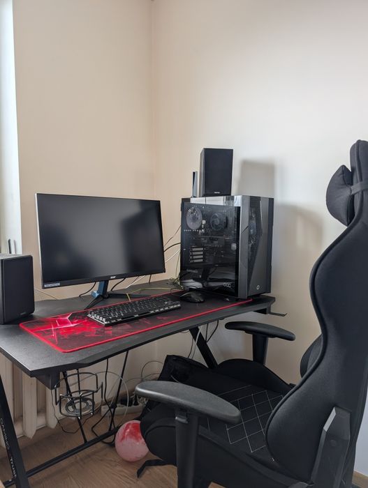 Комп'ютерний стіл Trust GXT 711X