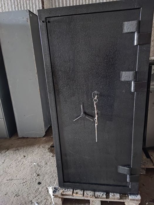 Продаю б.у зламостійкий сейф 5 клас захисту(150 см)