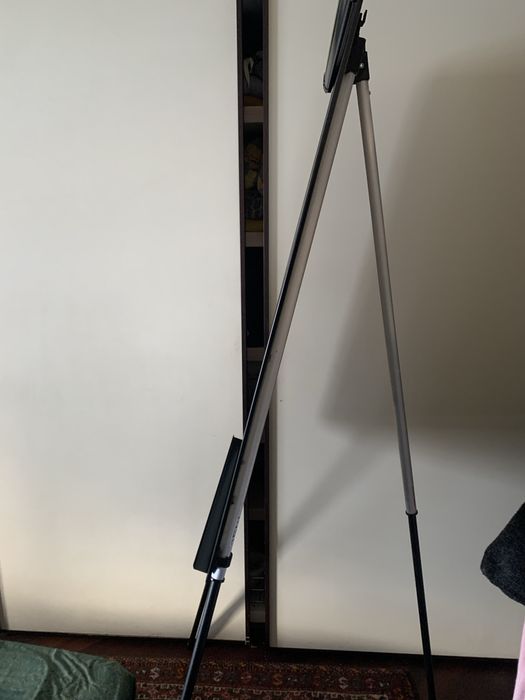 Quadro branco magnético com tripé, muito bem conservado.