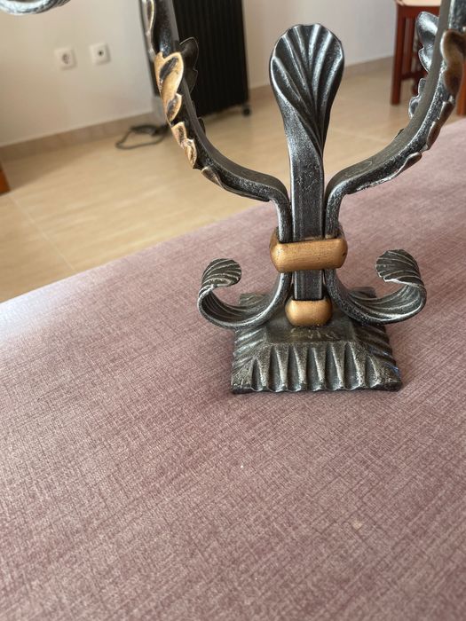 Castiçal cinza e dourado