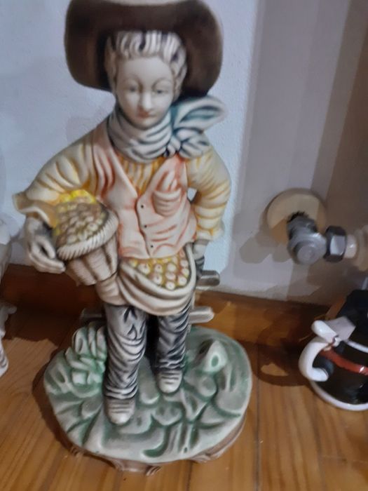 - Conjunto de 4 peças decorativas antigas.