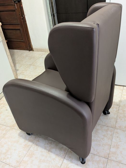 Cadeirão castanho reclinável com rodas