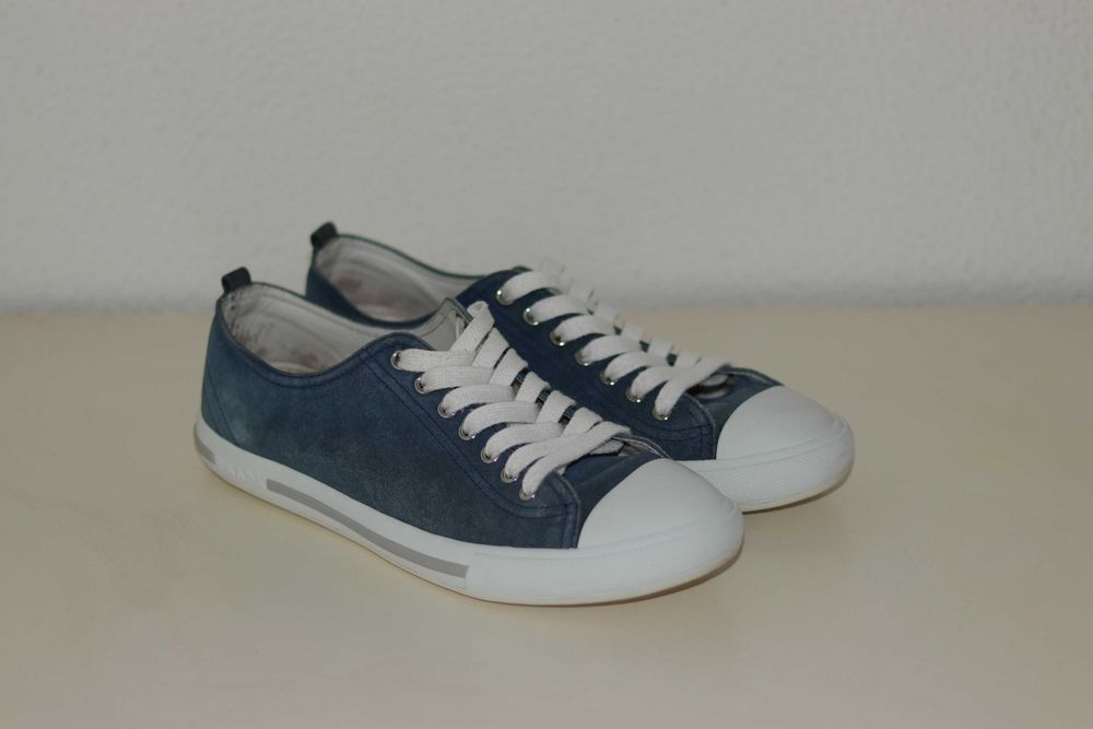 Sapatilhas PRADA em camurça na cor azul-marinho