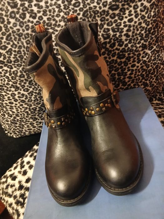 Botins novos em pele