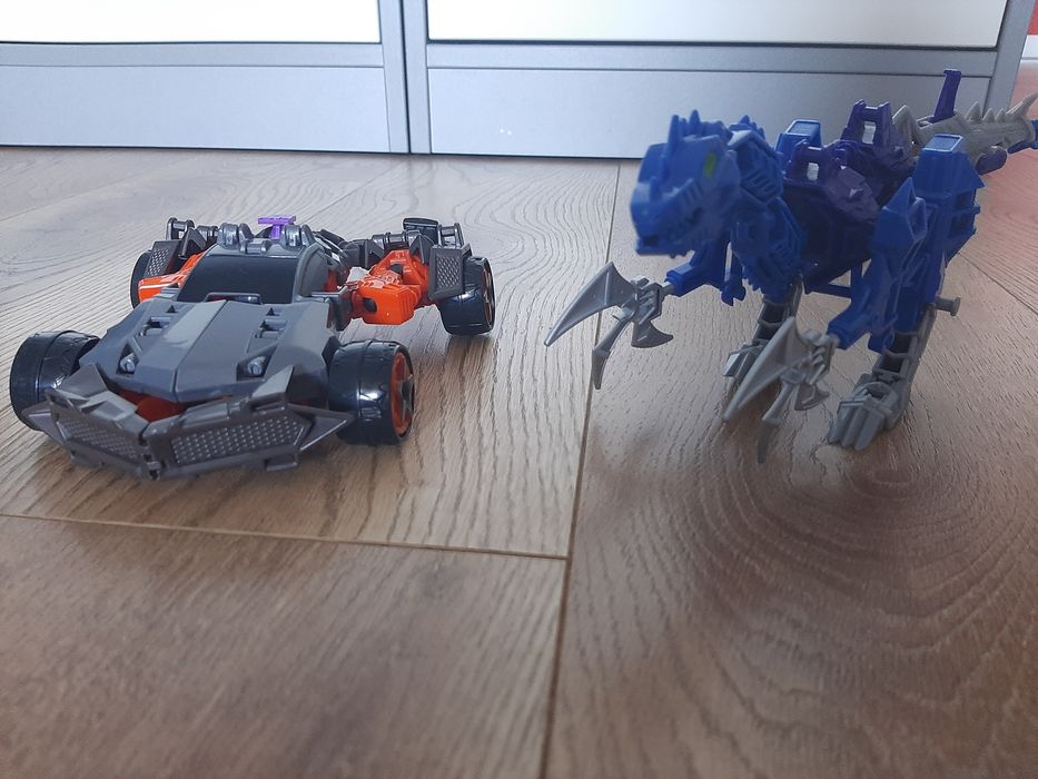 Zestaw Transformers - dinozaur staje się pancerzem