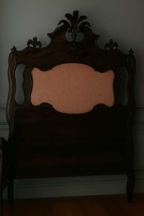 Cama casal castanho maciço e cadeira,estilo D.João V talha vazada(XIX)