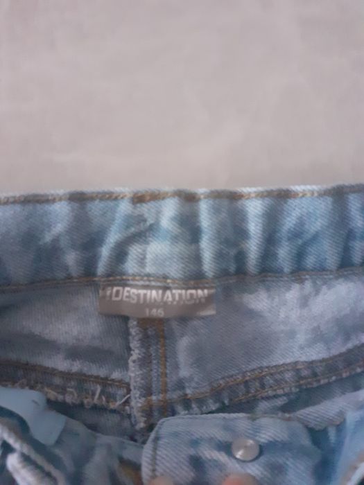 Spodnie jeans 146 delikatnie przecierane