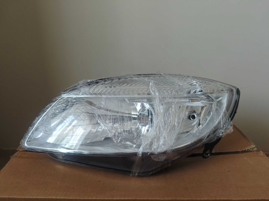 Komplet reflektorów skoda FABIA II; 04.10- 6916105E przed liftem