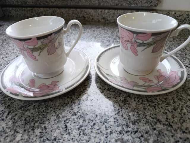 Conjunto de 2 chávenas de chá com pires