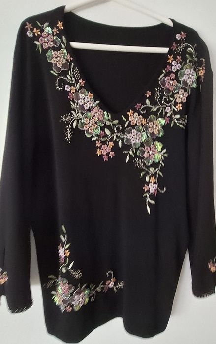 Camisola preta bordada com missangas