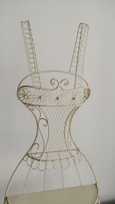 Suporte de bijuteria com silhueta feminina
