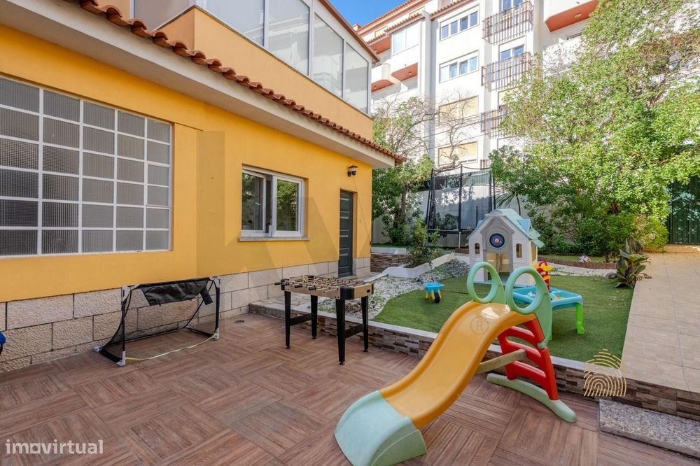 Moradia geminada T3 no centro da Parede, com 345 m2 de terreno, garage