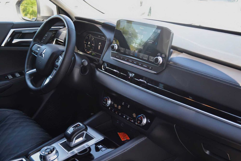 Mitsubishi Outlander PHEV SEL      2023