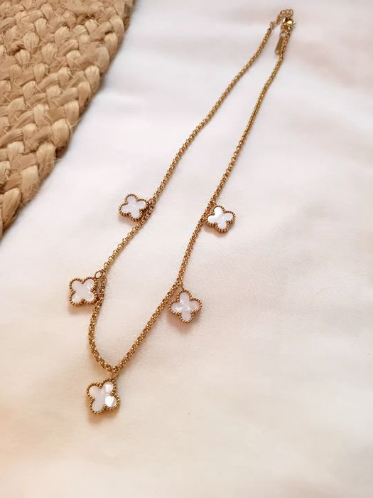 Colar Dourado com Flores Brancas