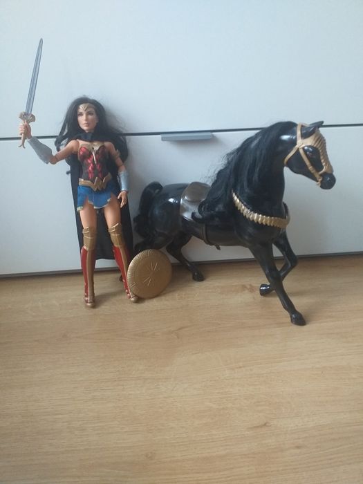 Lalka wonder woman I koń