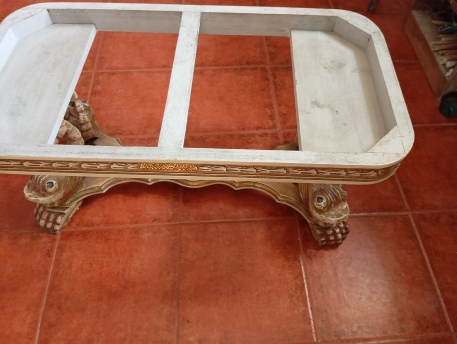 Mesa de sala com tampo de brecha da Arrábida