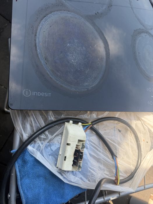 Placa de fogao eletrico boa so deu poblema no cabo mais fuciona e so troca o cabo 70 euro