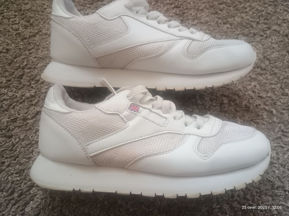 Кроссовки р. (36)