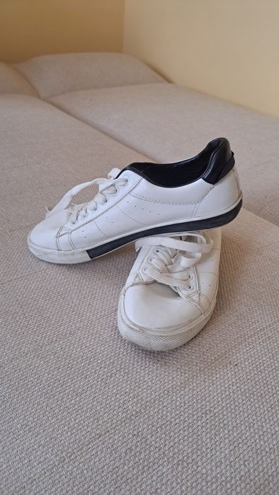 Białe tenisówki a'la skórzane,  czarne wstawki 39