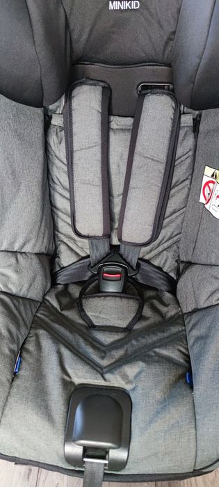 Fotelik samochodowy AXKID MINIKID tyłem do kierunku jazdy 0-25 kg