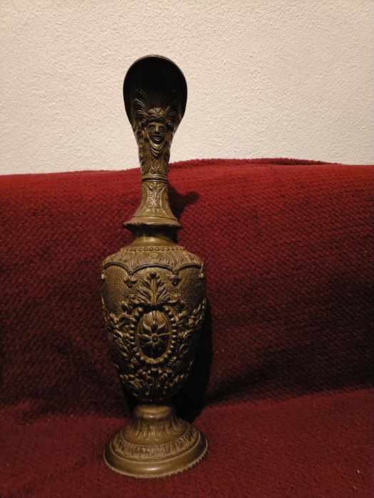 Vaso antigo de bronze grande