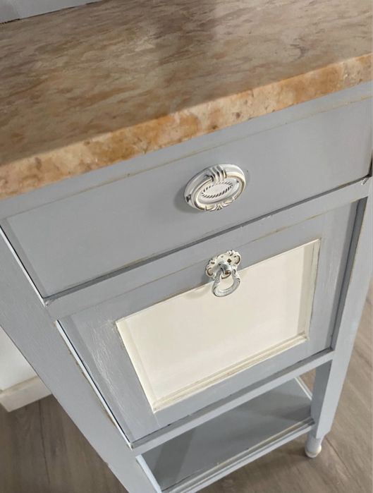 Mesa antiga restaurada vintage