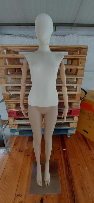 Manequins de senhora forrados e articulados